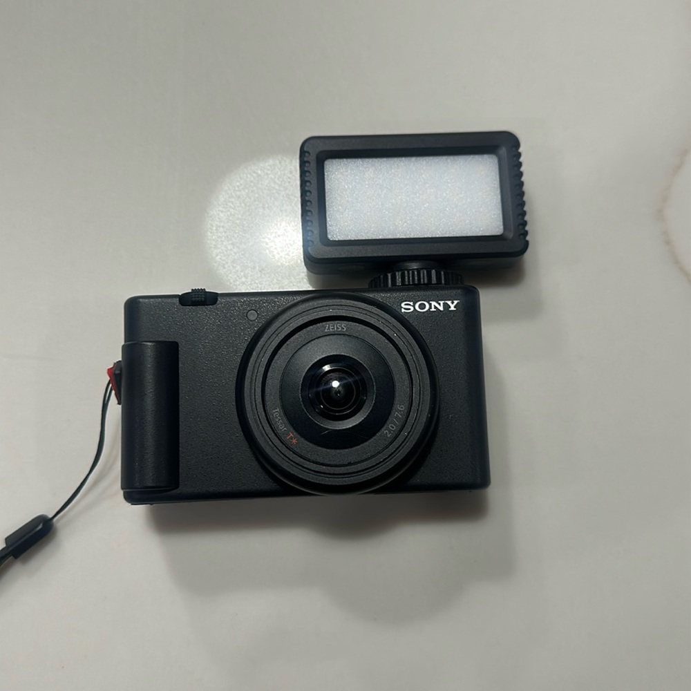 Sony zv - 1f digital camera.